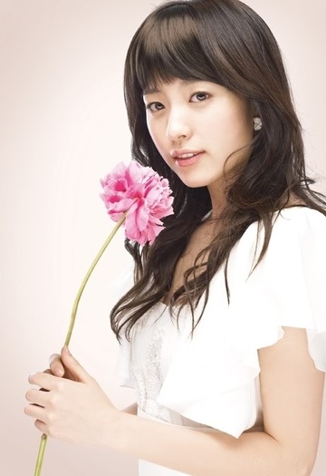  - Han Hyo Joo cu flori si un fluturas