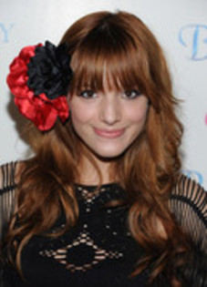 46449505_AKFICUHWA - sedinta foto bella thorne5