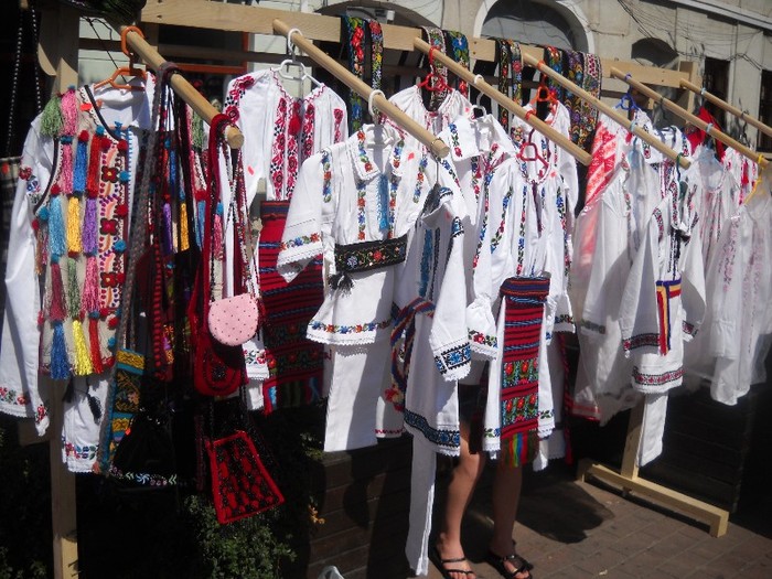 UNDE NU-I CAP....VAI DE HAINE