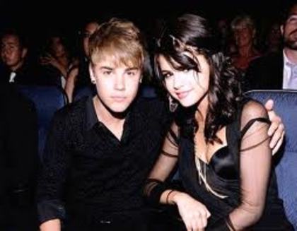 imagesCAP8SJ9F - Justin Bieber si Selena Gomez