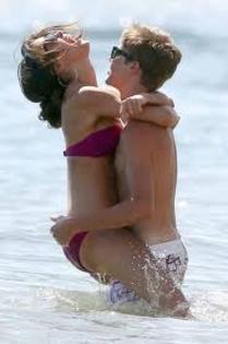 imagesCAW2NAVP - Justin Bieber si Selena Gomez