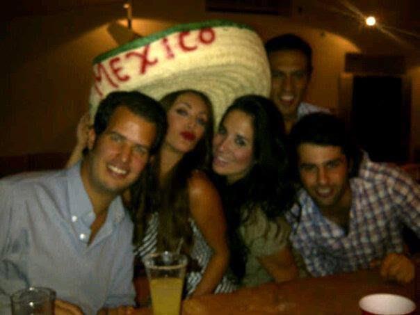 298307_276046535741724_147912375221808_1204431_4549938_n - Anahi anoche con amigos en un antro