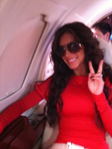 anahi-and-peace-sign-with-your-fihngers-gallery - Anahi Peace