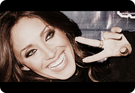 anahi-and-peace-sign-with-your-fingers-gallery
