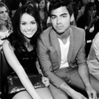 41297545_ODPVSJIVG - miley cyrus si joe jonas