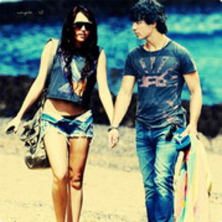 41297527_EBROOZBSS - miley cyrus si joe jonas