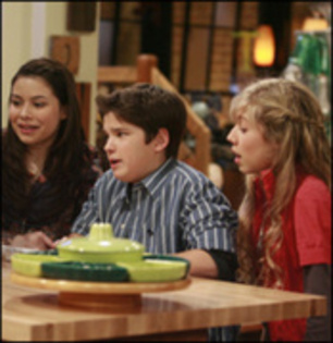 32022932_WENSDLKZH - iCarly