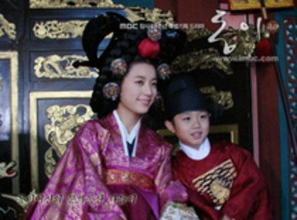 han hyo joo_ji jin hee_ (11) - dong yi_regele sukjong_copilul lor