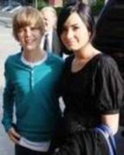 46670757_VZQLGTYQG - justin bieber and demi lovato