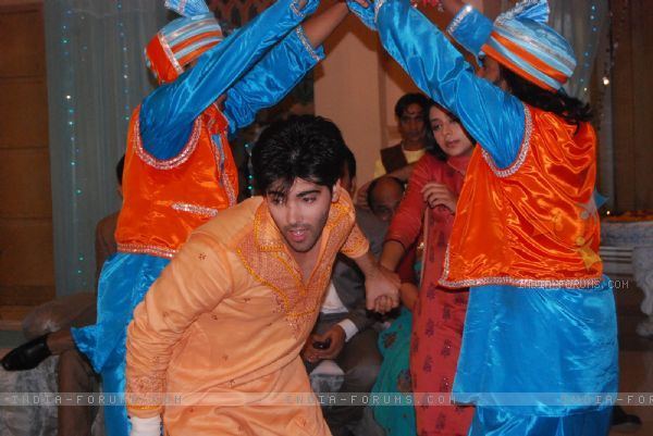 105397-kinshuk-bhangra-in-chand-chupa-badal-mein - xxKinshuk Mahajan-Ranvirxx