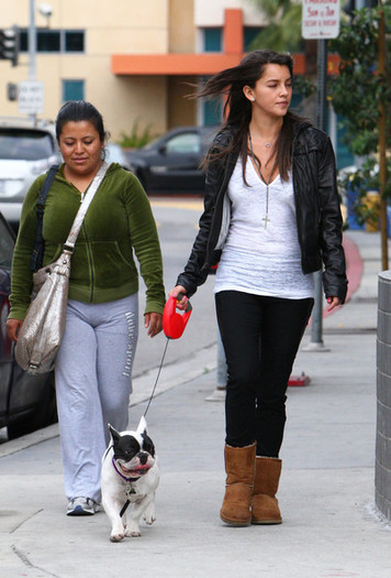 Sara+Maldonado+Walking+Her+Dog+8q6czzocyYYl - Sara Maldonado-plimbare con su pero