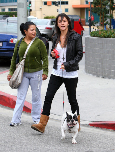 Sara+Maldonado+Walking+Her+Dog+wKW8Uw7Uwvul - Sara Maldonado-plimbare con su pero