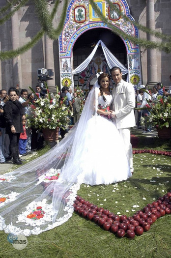 Maite Perroni (39)