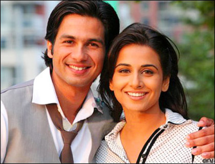 Shahid and vidya Smiling - Filmul Kismat Konnection
