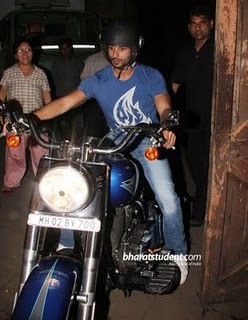 ranbir-kapoor-house-party_030 - Masina si motocicleta