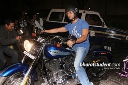 ranbir-kapoor-house-party_040 - Masina si motocicleta