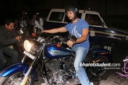 ranbir-kapoor-house-party_040