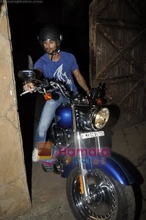Shahid Kapoor grace Ranbir Kapoor House party in Krishna Raj Bunglow, Bandra on 4th May 2011 (5) - Masina si motocicleta