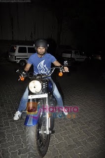 Shahid Kapoor grace Ranbir Kapoor House party in Krishna Raj Bunglow, Bandra on 4th May 2011 (47) - Masina si motocicleta