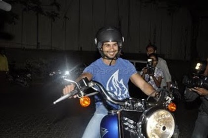 shahid-anushka-karan-johar-grace-ranbir-kapoor-house-party-14 - Masina si motocicleta