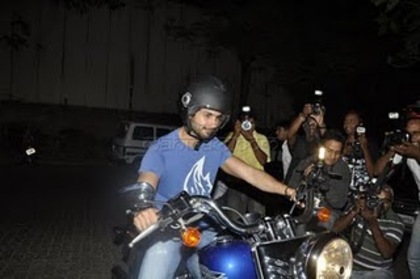 shahid-anushka-karan-johar-grace-ranbir-kapoor-house-party-15 - Masina si motocicleta