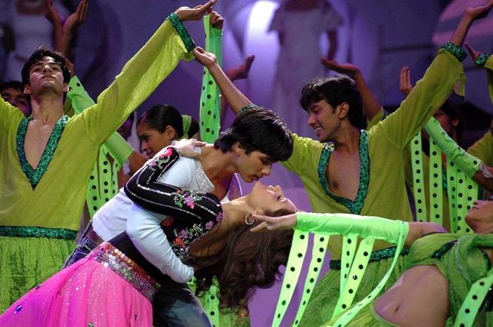 IIFA-106-ShahidKapur-Kareena-Perform