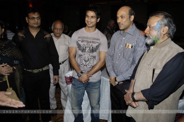 Shahid Kapoor la bash-ul Versuri Irshad Kamil\' scriitorului, Novotel din Mumbai - Pers din viata lui SHAHID