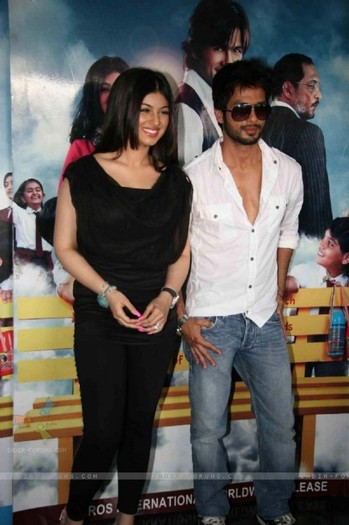 86912-shahid-kapoor-and-ayesha-takia-at-paathshala-promotional-event-i - Pers din viata lui SHAHID