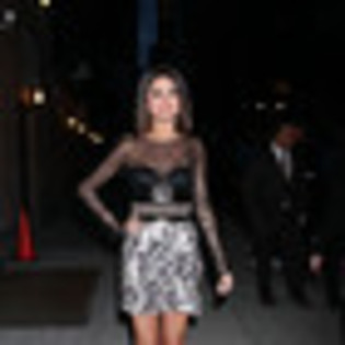 Selena Gomez poses photographs after taping VdQkiVAu0Yjt