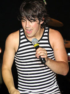 File-Joe_Jonas_Paparazzo_Presents_CloseUp