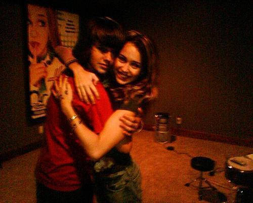 EWBNDURUIATJPPWWEXK - Miley Cyrus-poze personale