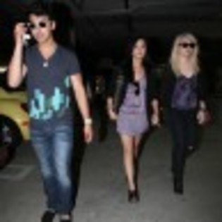 joe jonas demi lovato impreuna 1 97x97 Joe Jonas si Demi Lovato se duc la biserica impreuna - Demi si joe