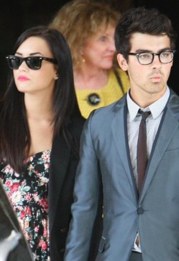 jonas brothers four seasons family 44 530x771 Jonas Brothers, Danielle Jonas si Demi Lovato au petre - Demi si joe