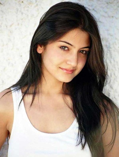 Hottest-Bollywood-Actress-Anushka-Sharma - Smart and busy