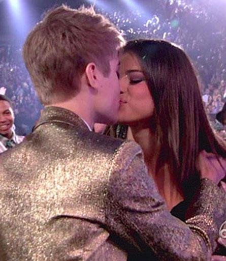 justin-bieber-selena-gomez-kiss-sarut - Selena Gomez si Justin Biber