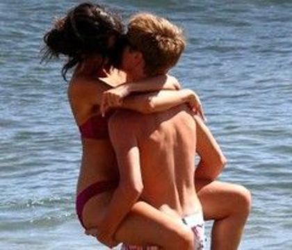 Justin-Bieber-si-Selena-Gomez-s-au-distrat-ca-adultii-in-Hawaii--poze-