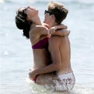 selena-gomez-bieber-plaja - Selena Gomez si Justin Biber