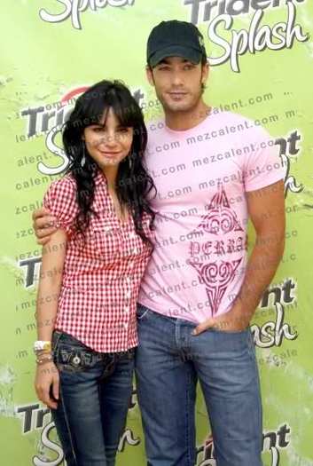 2zj9oub - Aaron Diaz