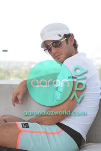 25khdnq - Aaron Diaz