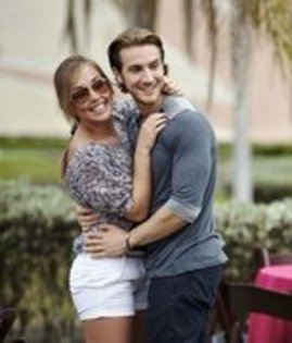 44109956_YVSBJJIZN - Vanessa Pose y Eugenio Siller-Martin y Vicky