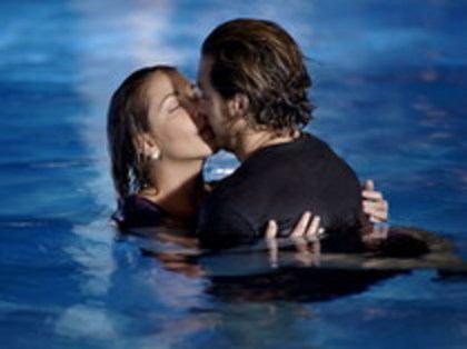 45307343_PFUENXZJI - Vanessa Pose y Eugenio Siller-Martin y Vicky