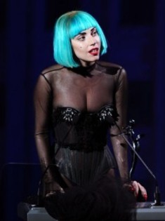 lady_gaga_blue_hair_2011_a_p-224x300