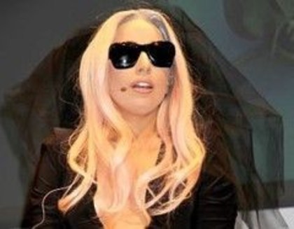 Lady_gaga_va_canta_la_premiile_grammy_2011