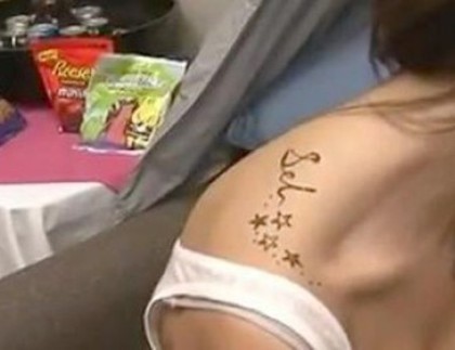 47023257_QSXZXQSBB - selena si-a faut un nou tatuaj