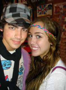 26010285_KYROLTELM - miley cyrus si joe jonas