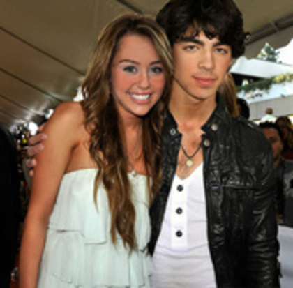 26010318_AYBQVMQOX - miley cyrus si joe jonas