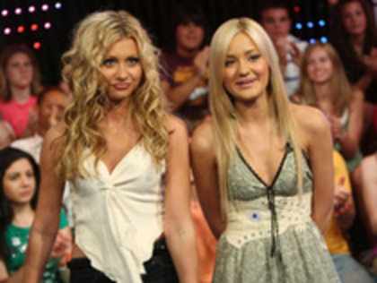 aly-aj-395x298-famoussistersgallery[1]