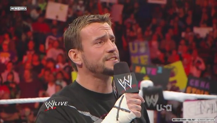 Asculti cumva la usa?