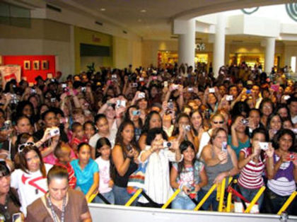 jencarlos-canela-2a-08-11