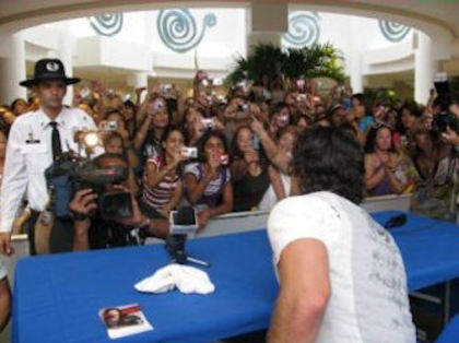 jencarlos-canela-4a-08-11